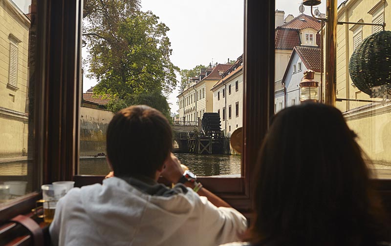 Met de bootjes bezoekt u idyllische plekjes van Praag