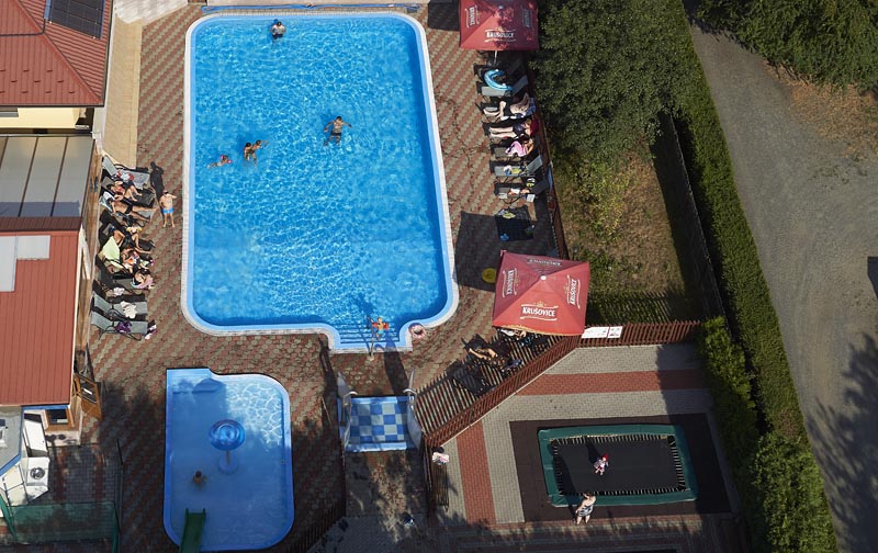 Camping Oase Praag - luchtfoto van het buitenzwembad